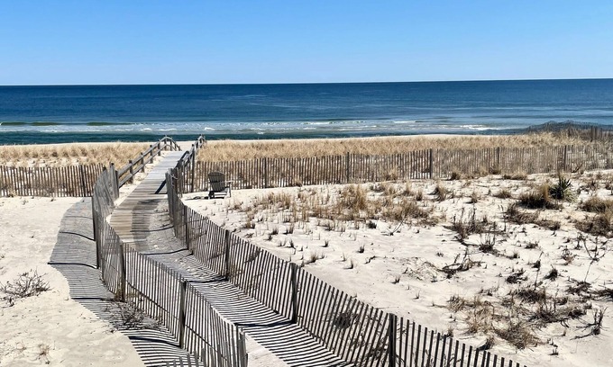 Mantoloking Casa | DIRECT OCEANFRONT TOWNHOUSE ON PRIVATE BEACH -MANTOLOKING