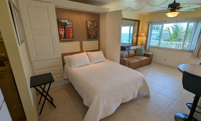 Lauderdale-by-the-Sea Condominio | Direct Oceanfront Escape with Spectacular Views!