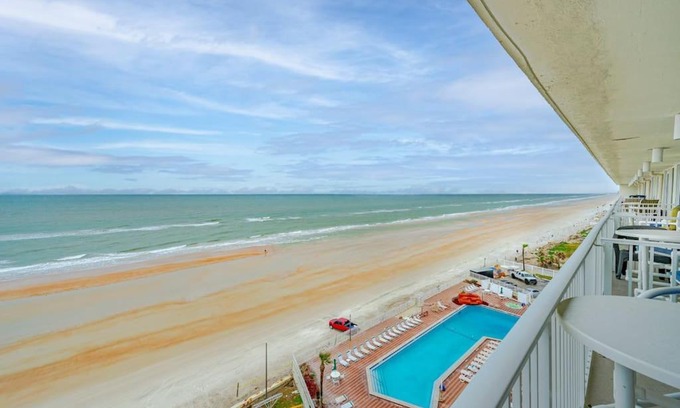 Lenox Park Apartamento | Direct oceanfront view 8th floor, king size bed, largest pool in Daytona Beach !