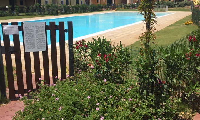 Badesi Apartamento | directamente en el mar apartamento nuevo con jardín y piscina