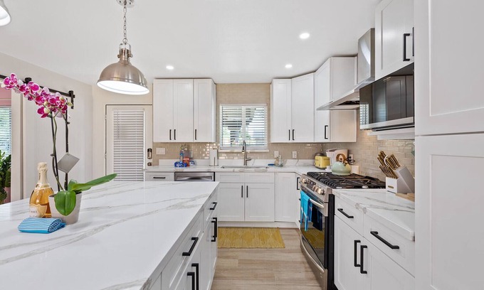 Peaceful Valley Casa | Disco Dino: Funktastic 5br 4ba w/ Spa .6mi to Old Town!