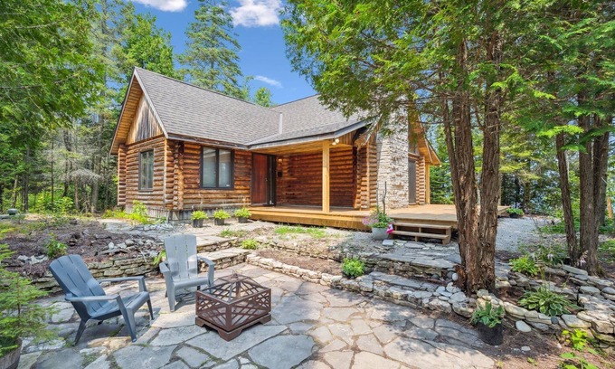 Lion's Head Cabina | Disconnect from it all at Stonewood, a cozy log chalet nestled in cedar forest on Georgian Bay. Enjoy a private shoreline, wraparound deck, wood stove, and access to kayaks, and trails. Peace, comfort, and adventure await in Cape Chin South.