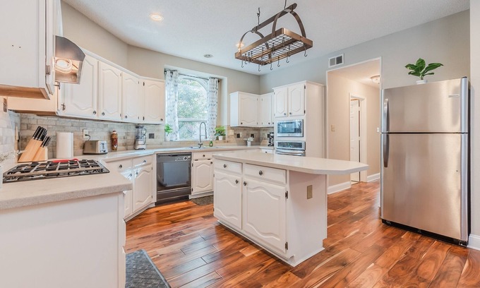 Allen Casa | Discount Included! Stunning, Modern, Spacious Getaway Fits Any Group, 2 Game Rooms, Hot Tub 5 Bedroom Home by Redawning