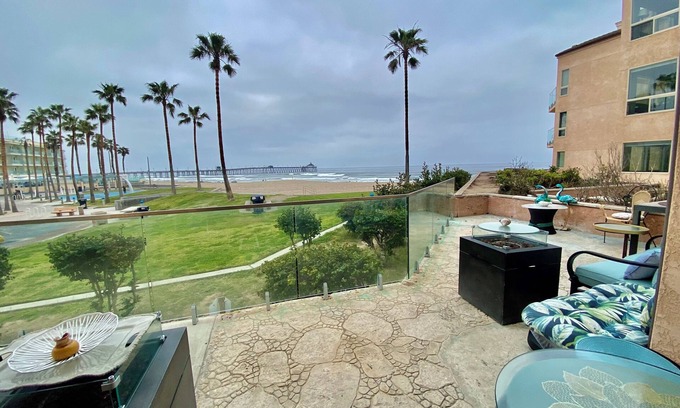 Imperial Beach Condominio | Enorme patio privado moderno frente al mar. Restaurante en Bldg. +2 plazas de garaje gratis!