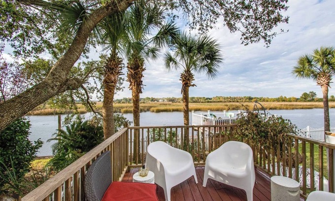Hanahan Casa | Waterfront Private Hot Tub Dock Fire Pit Deck AB