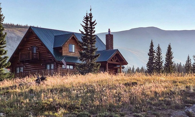 Valley of the Sun Cabina | Discounts! Epic Views, Spectacular Custom Log Cabin w/Hot Tub, Fireplace - Moose Tracks Cabin