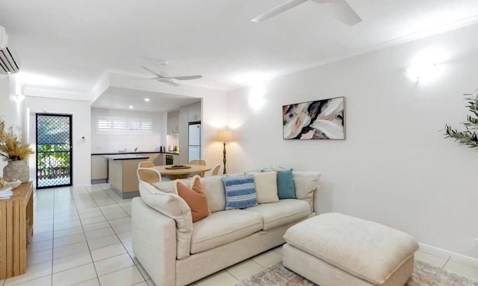 Parramatta Park Apartamento | Discover a Stylish and Tranquil Haven by the Pool