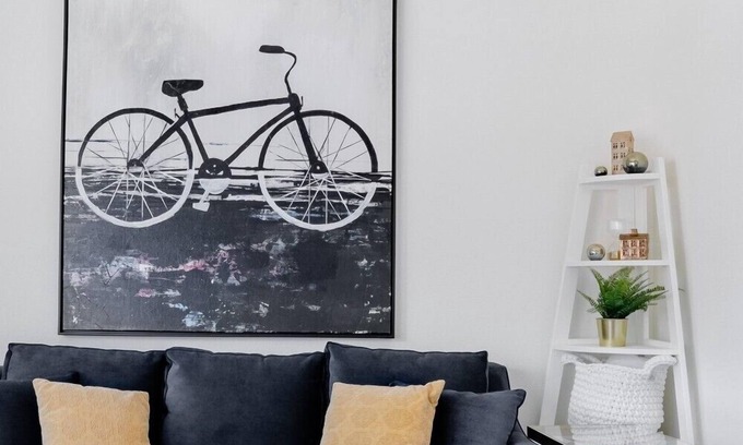 Camas Apartamento | Discover an authentic mini getaway in this charming, upbeat space