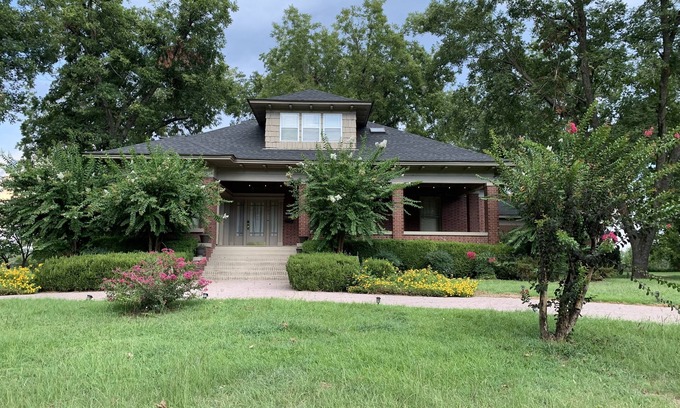 Russellville Casa | Discover Dardanelle charm, steps away from Arkansas River