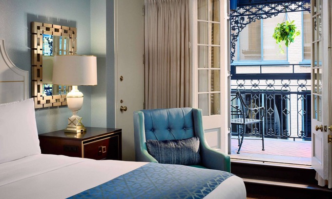 French Quarter Complejo | Discover Historic Homes in French Quarter! Pets Allowed, 4 onsite bars!