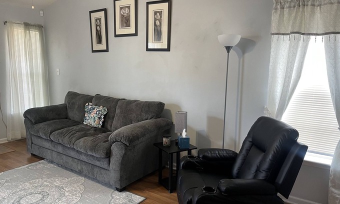 Jacksonville Casa | Discover Jacksonville charm, just a quick 6-min drive to the mall