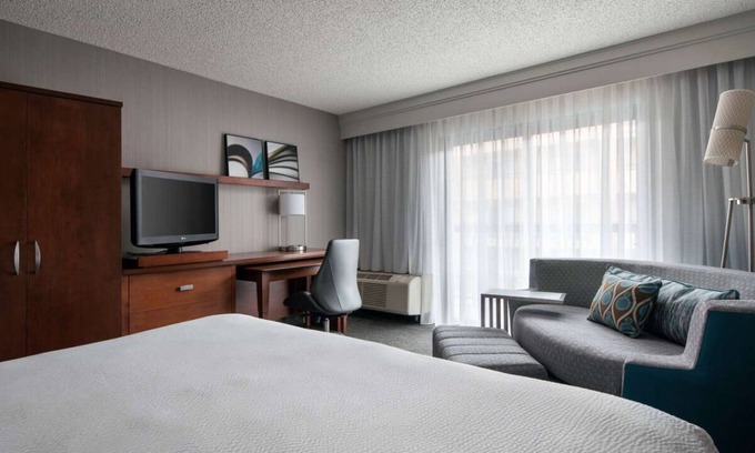 El Segundo Complejo | Discover Los Angeles Beauty! Free Airport Shuttle, Seasonal Pool, Pets Allowed!