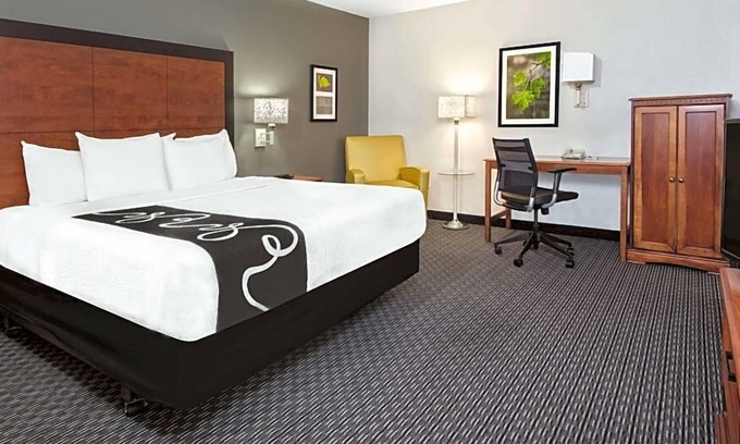 Arsenal Casa | Discover More of San Antonio! 3 Pet-friendly Units, Free Bfast, Parking, Pool!