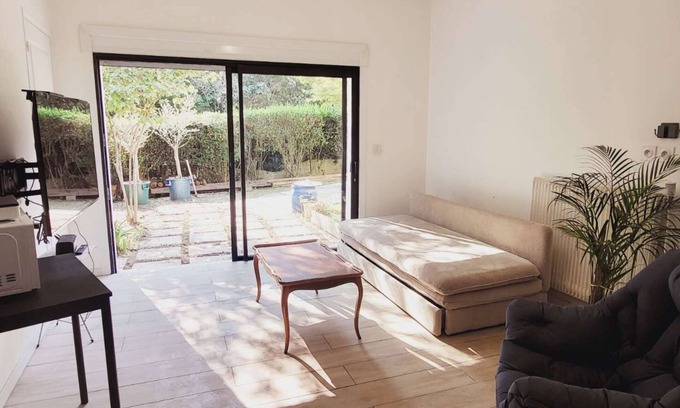 Le Plessis-Robinson Apartamento | Discover our comfortable studio, nestled in a quiet neighborhood 20 minutes from Paris.