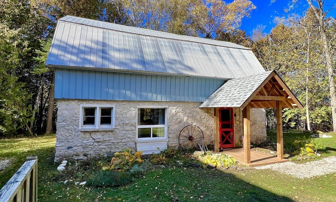 Lion's Head Casa | Discover our charming 1920s barn conversion, in the heart of the Bruce Peninsula
