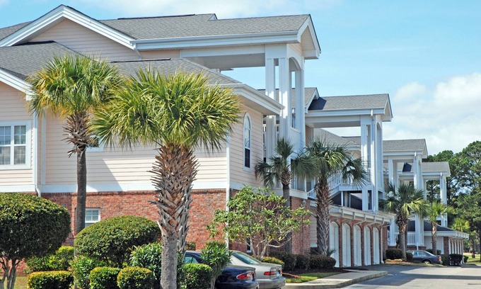 Central Myrtle Beach Condominio | Discover our chic 1Br/1.5Ba Golf Villa in a prime spot!
