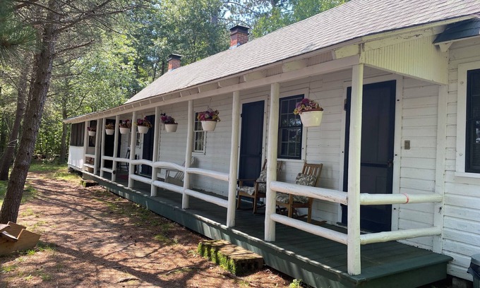 Tomahawk Cabina | Discover serenity in Wisconsin- stay at our spacious 4-bedroom cabin