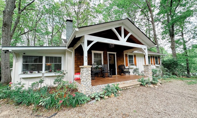 Highlands Cabaña | Discover Sky High Cottage in Scaly Mountain, 10 minutes from Highlands!