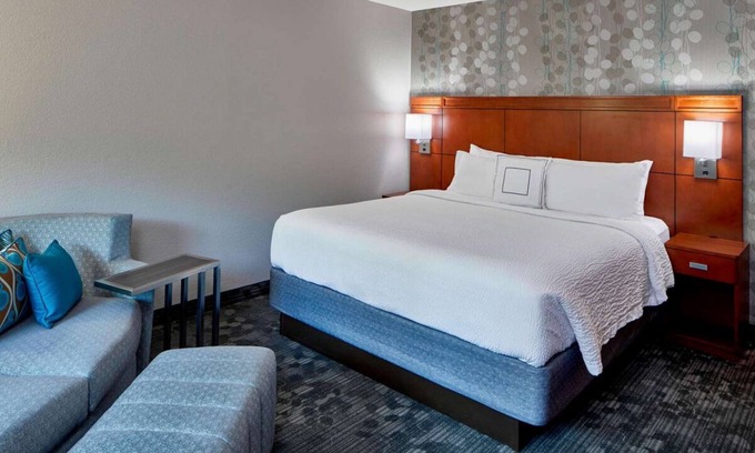Morrisville Complejo | Discover Stylish Comfort! Outdoor Pool & Free Airport Shuttle!