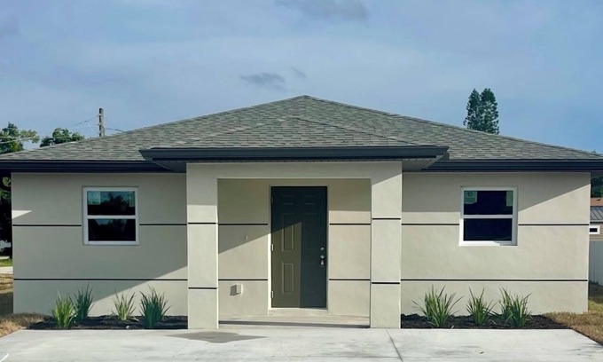 Fort Myers Casa | Discover the allure of this stunning brand-new home in beautiful Fort Myers FL!