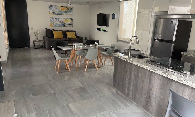 Raquet Club Casa | Disfruta de la tranquilidad familiar en Chapala. Casa para 2 adultos y 2 menores
