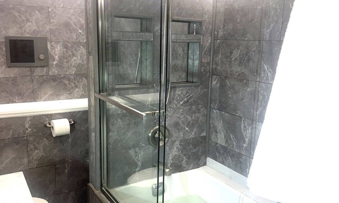Moorhead Apartamento | Discover the Secret Hot Tub Haven Hideout with King Bed & Luxe Linens at an affordable price.