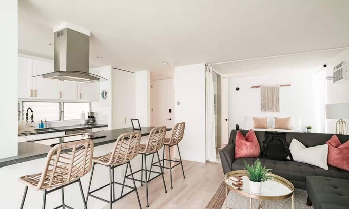 Mission Hills Apartamento | Discover the work of modernist architect Homer Delawie at the Hillside Hideaway. This unique downstairs unit reflects his renowned style of simplicity, using large glass areas to seamlessly blend the living space with the natural surroundings.