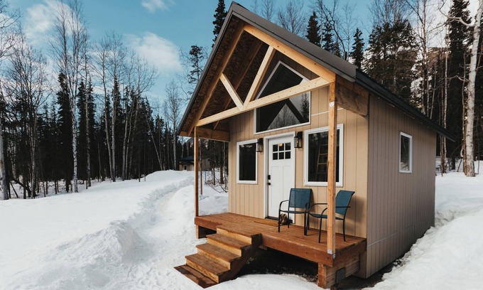 Chugiak Cabina | Discover tranquility in a deluxe tiny house amidst Eklutna Valley's natural beauty.