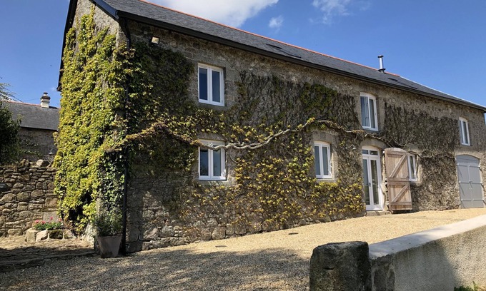 South Tawton Cabaña | DISHCOMBE COTTAGE, pet friendly, with open fire in Sticklepath
