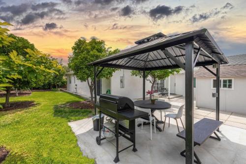 Sherwood Forest and Thistle Development Casa | Disneyland Vineyard Villa 6Bed 4Bath Game