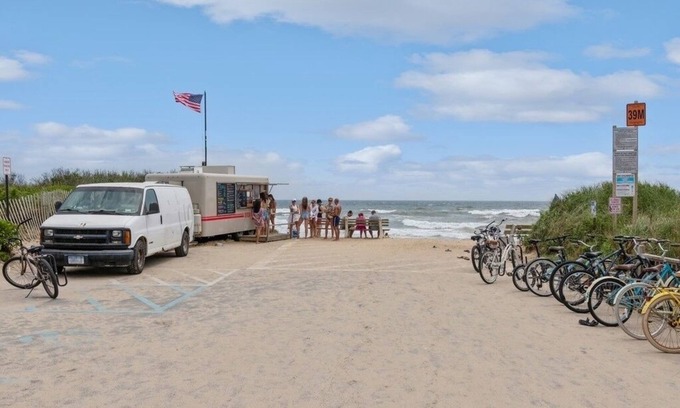 Town of East Hampton Cabaña | Ditch Plains Beach House