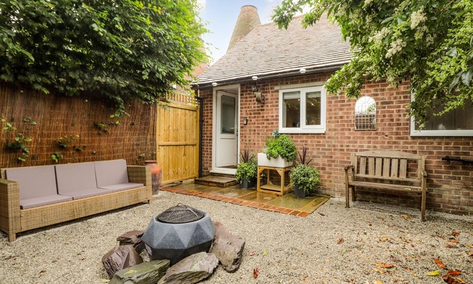 Tonbridge Cabaña | DITSYS DEN, pet friendly, with a garden in Paddock Wood, Kent
