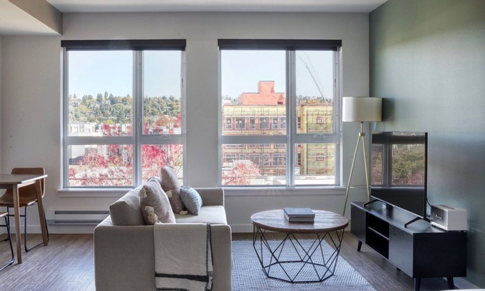 West Woodland Apartamento | Divine Ballard Studio w/ On-Site Retail, nr ZipCar, by Blueground