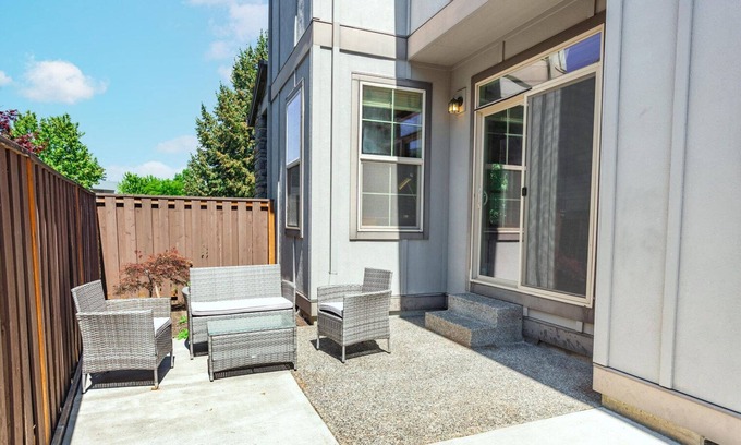 North Bethany Casa | Divine Bethany 2BR w/ Pool, nr Brewery, Garden & Golf, by Blueground