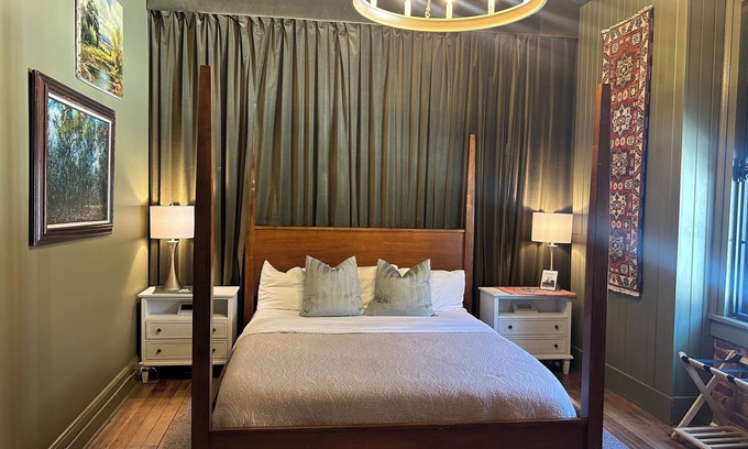Sweetwater Apartamento | Dixon Suite at Remedies Inn Boutique Hotel. Private room, bath and kitchenette.