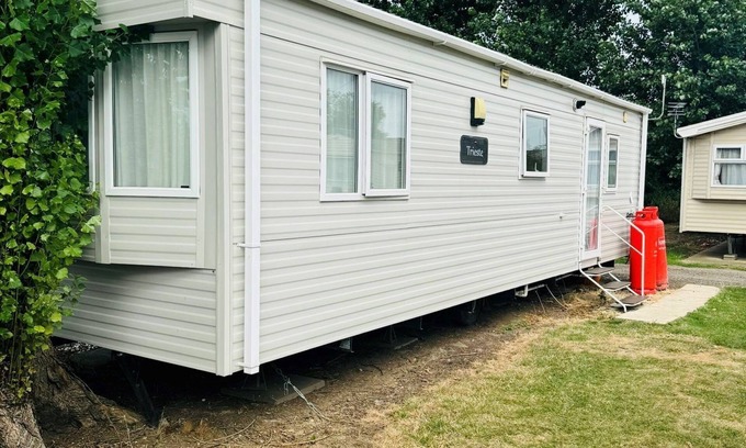 Felixstowe Casa | DJD's Place Felixstowe Beach Caravan Sleeps 6 WIFI Pet Friendly
