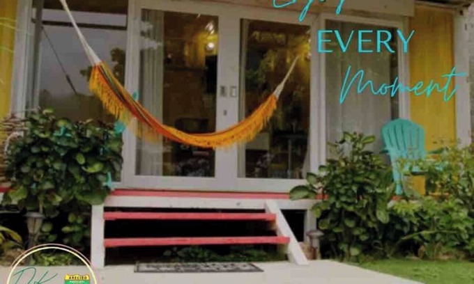 Islote Apartamento | DK Backyard - Yellow Room
