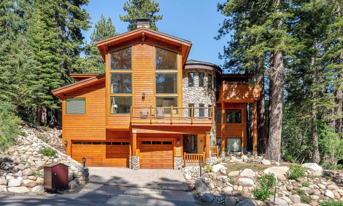 Incline Village Casa | Do not miss your chance to vacation at this five-bedroom, 5.5-bath mountain home