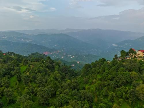 Kumarhatti Apartamento | Dochi 4-BHK apartment with Hill Views, Living Room, & Balconies