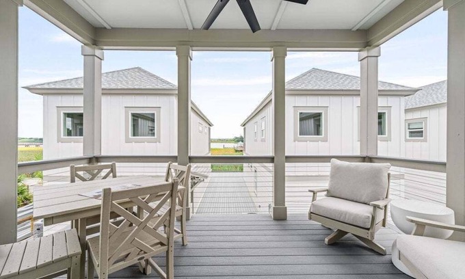 Georgetown Casa | Dock and Dwell at the Winyah Bay Club, Pool, Outdoor Lounge/Grill and Boat Slip included!