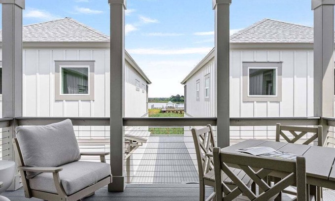 Georgetown Casa | Dock and Dwell at the Winyah Bay Club, Pool, Outdoor Lounge/Grill and Boat Slip included!