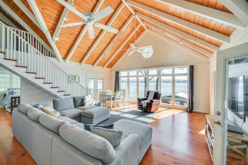 Groveoak Casa | Dock and Panoramic Views Guntersville Lake Retreat!