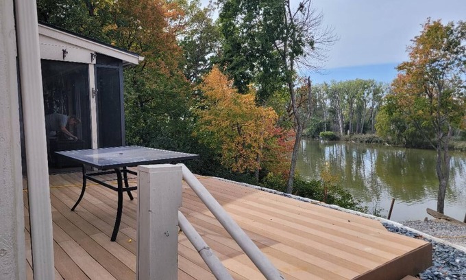 Perrysburg Casa | Dock, Deck and Game Room