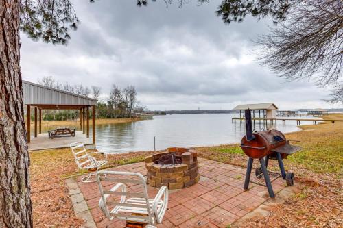 Jewett Casa | Dock, Decks and Views Lakefront Cottage