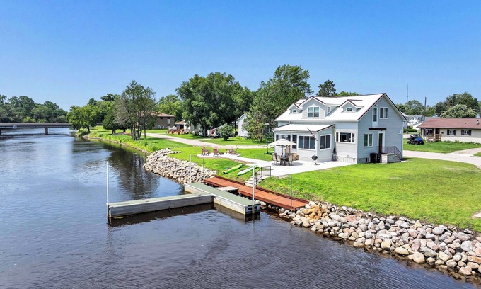 Oconto Casa | Dock & Drift|Kayak&SUP|Lake Michigan|Boat Rentals