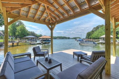 Huntersville Casa | Dock Holiday by AvantStay Custom Home New Dock