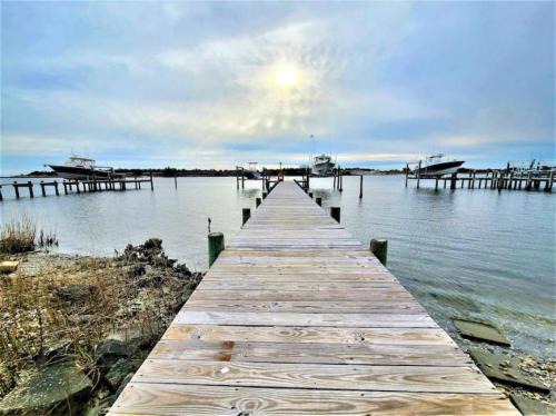 Crystal Coast Casa | Dock House, Close to Camp Lejeune, water access, DOCK, king bed