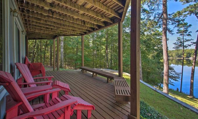 Jones Mills Casa | Dock & Kayaks: Lakefront Hot Springs Home