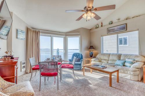 Lincoln City Casa | Dock of the Bay 308