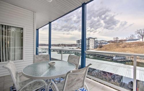 Lake Ozark Apartamento | Dock, Slip and Pool Breezy Lake Ozark Escape